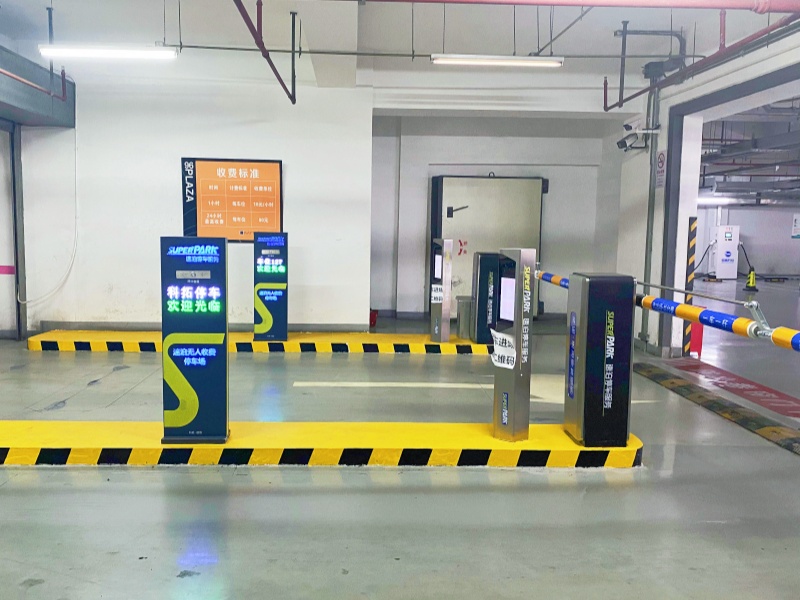 上海浦東新區(qū)九六廣場停車場道閘系統(tǒng)及設(shè)備案例